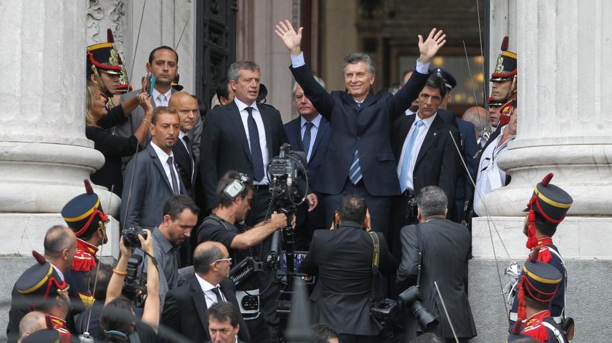 El presidente de Argentina, Mauricio Macri, saluda el martes a sus simpatizantes a la salida del Congreso, en Buenos Aires.