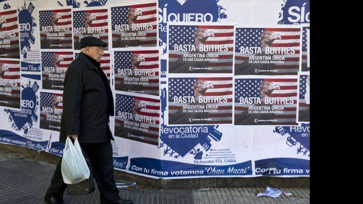 
La semana pasada, la presidenta Cristina Kirchner se hizo eco en la redes sociales de un artículo de prensa que vinculó al fallecido fiscal Alberto Nisman y a la dirigencia judía local con lobbistas estadounidenses y el fondo ‘buitre’ de Paul Singer.
