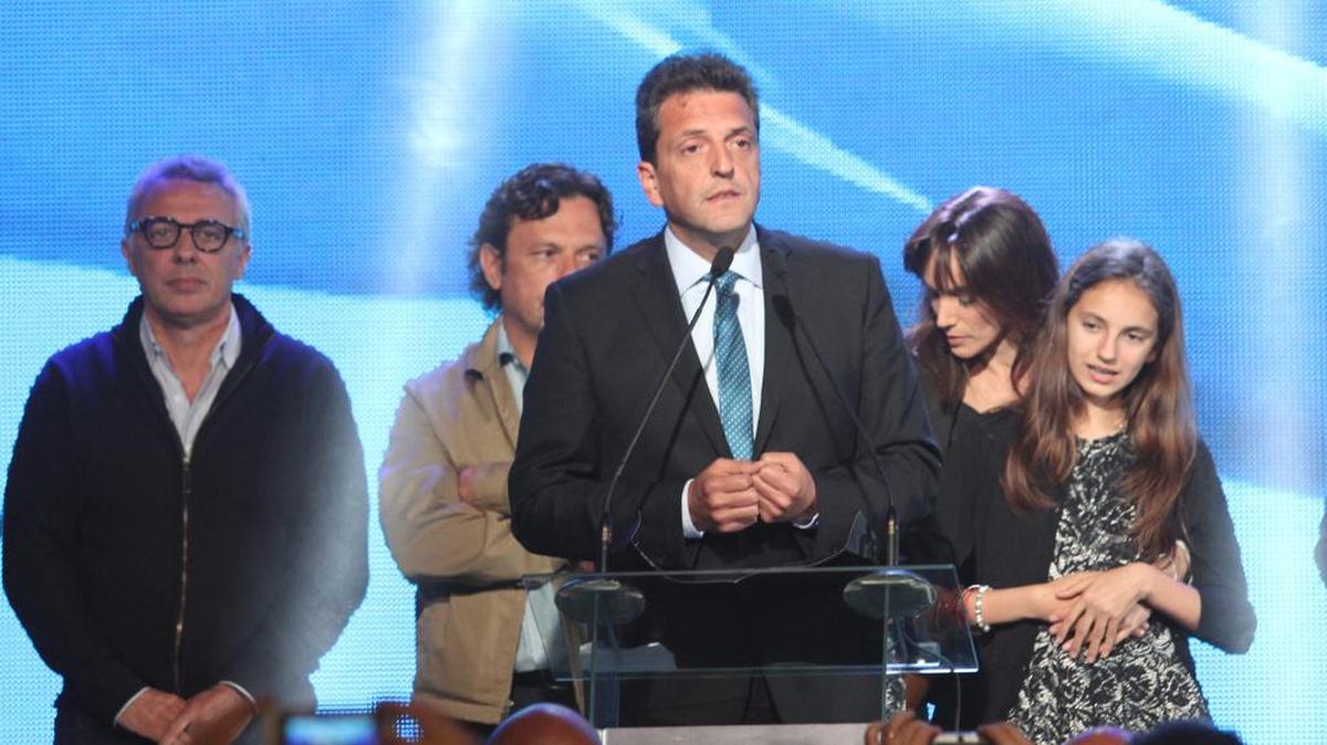 El candidato a la presidencia de Argentina por el Frente Renovador, Sergio Massa (c), habla ante seguidores el domingo 25 de octubre de 2015, desde su centro de campaña en localidad de Tigre, provincia de Buenos Aires.