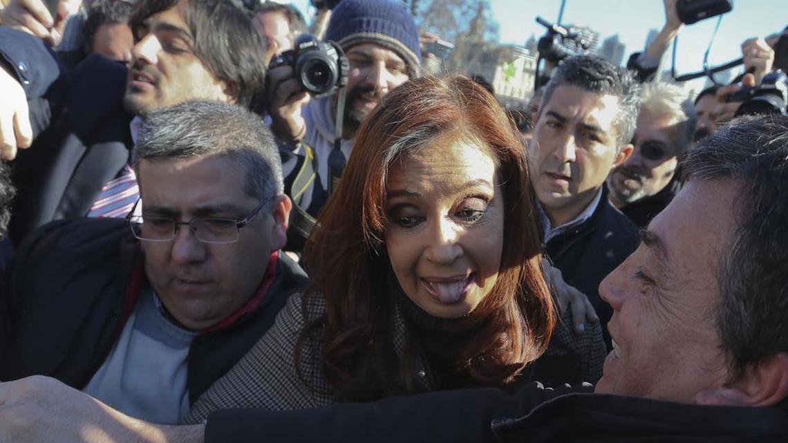 Fotografía de archivo del 6 de julio de 2016, de la ex presidenta argentina Cristina Fernández de Kirchner durante su llegada a un tribunal en Buenos Aires (Argentina).
