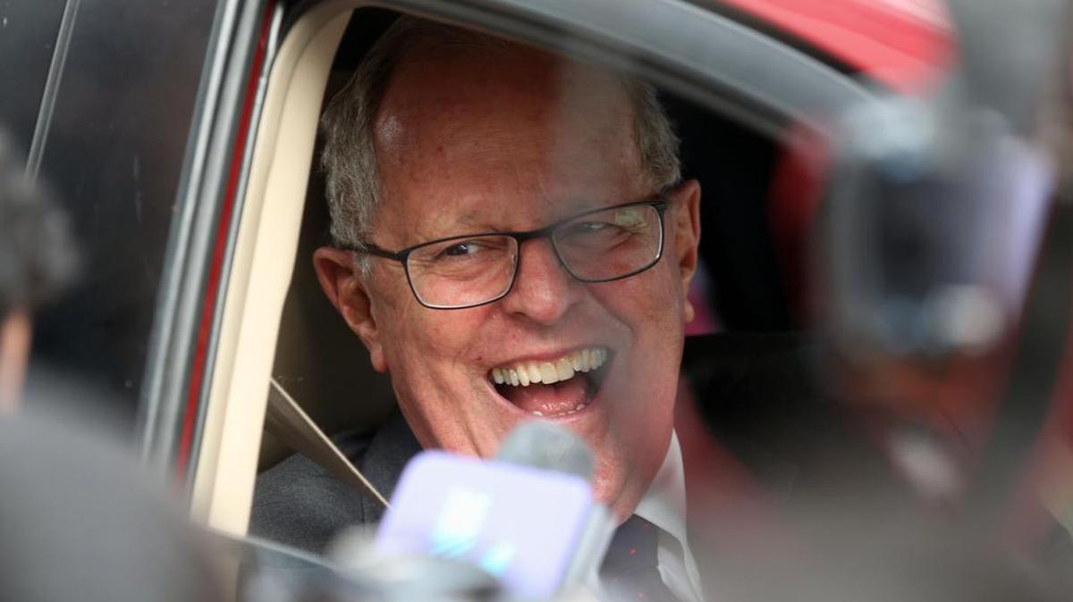 El economista Pedro Pablo Kuczynski llega a ofrecer declaraciones hoy, jueves 9 de junio de 2016, luego de que la Oficina Nacional de Procesos Electorales (ONPE) lo anunciará como virtual ganador de las elecciones, en un local de su partido en Lima (Perú). Kuczynski afirmó hoy que toma "con mucha modestia" su virtual triunfo en las elecciones presidenciales de Perú y ofreció "trabajar para todos los peruanos" y con la "mejor voluntad de diálogo."