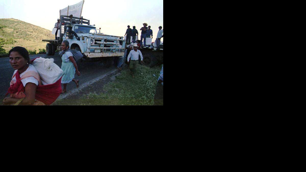 
Una familia campesina mexicana durante un bloqueo de carretera en San Cristobal de Las Casas, Chiapas, realizado como protesta por la detención de un líder sindical. 
