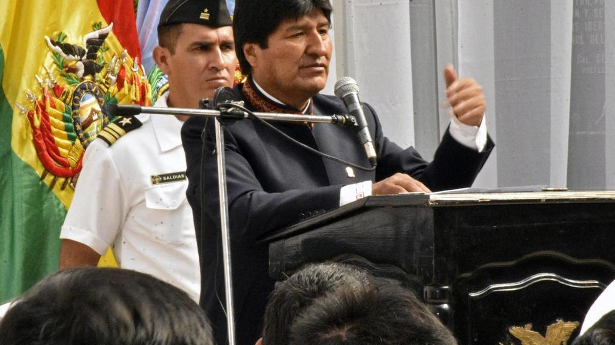 Fotografía cedida por la Agencia Boliviana de Información (ABI) del presidente boliviano, Evo Morales, hablando durante la firma de un contrato para construir la primera fase de la planta de la hidroeléctrica Ivirizu el lunes 11 de septiembre de 2017, en Cochabamba (Bolivia).