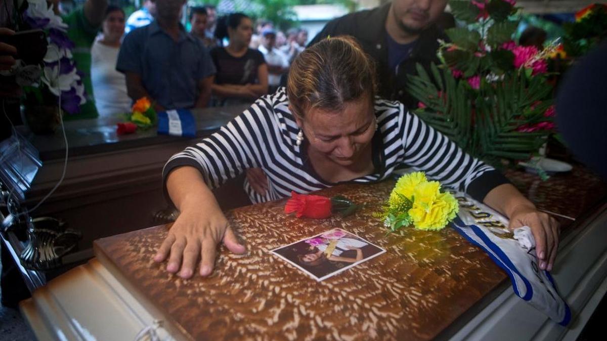 Teresa de Jesús Múñoz, madre de la reina de belleza hondureña María José Alvarado, llora sobre el ataúd de su hija asesinada por su novio celoso, en el 2014.