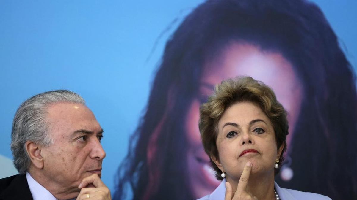 La presidenta brasileña, Dilma Rousseff (dcha), conversa con su vicepresidente, Michel Temer (izq), mientras presentan un nuevo plan de inversiones para la red eléctrica del país en el Palacio Planalto en Brasilia (Brasil) en una foto de archivo tomada el 11 de agosto de 2015.