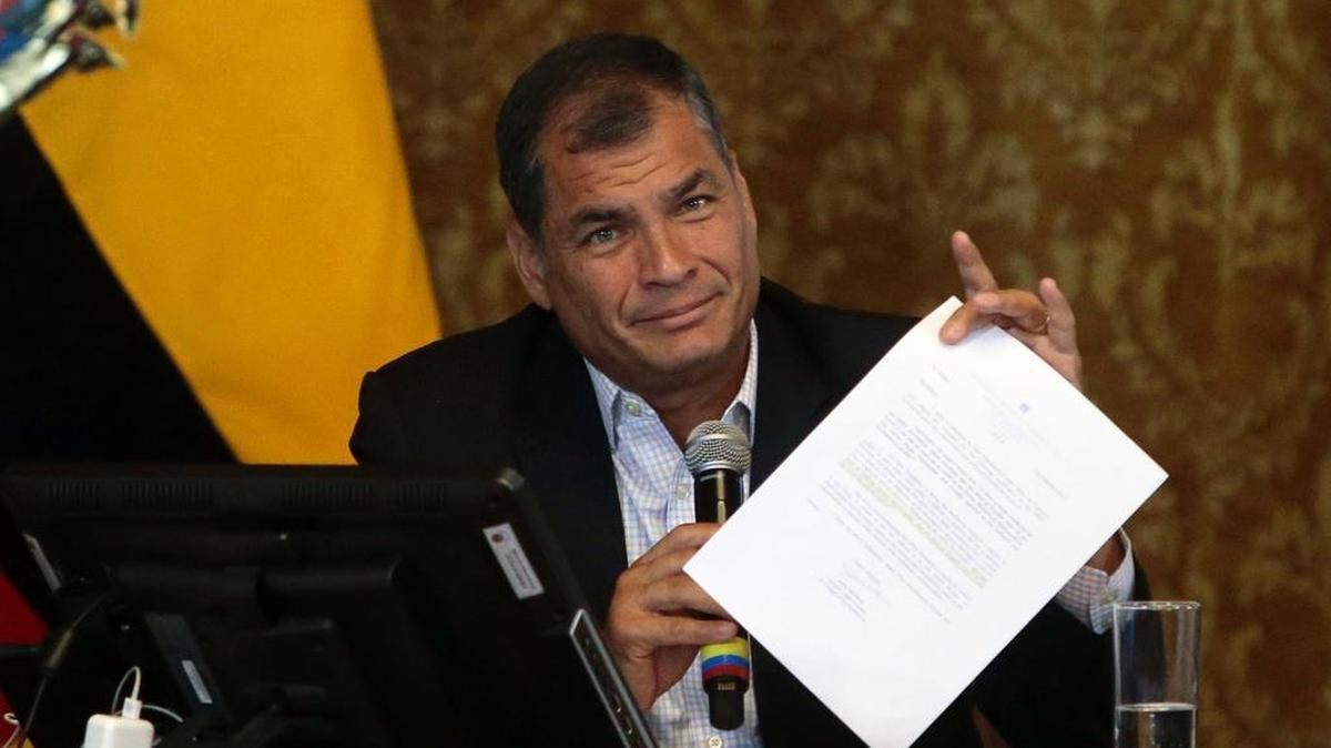 El presidente Rafael Correa habla con la prensa el miércoles en el palacio presidencial en Quito.