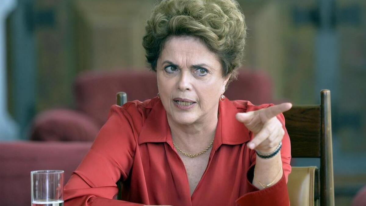 La presidenta suspendida de Brasil, Dilma Rousseff, pide nuevas elecciones ante la prensa el jueves en Brasilia.