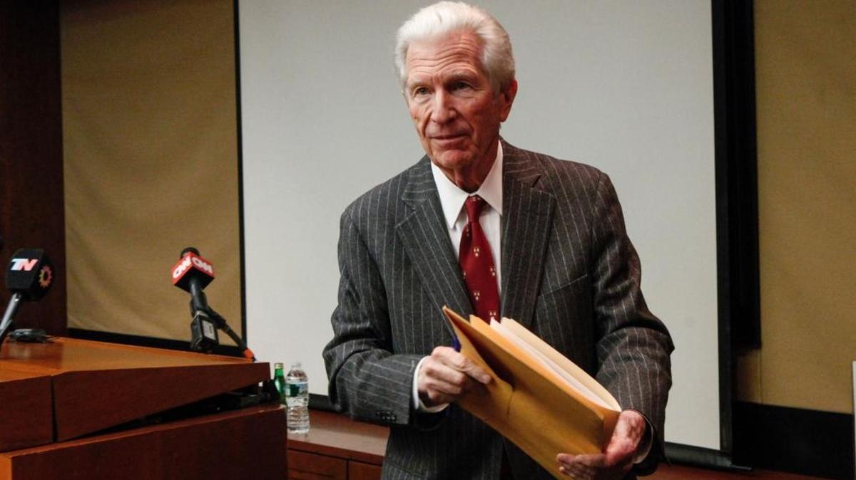 El mediador designadopor el juez de EEUU, Daniel A. Pollack, tras hablar con los periodistas durante una rueda de prensa el lunes, para informar sobre el estado del litigio de la deuda Argentina con varios fondos acreedores en Nueva York.