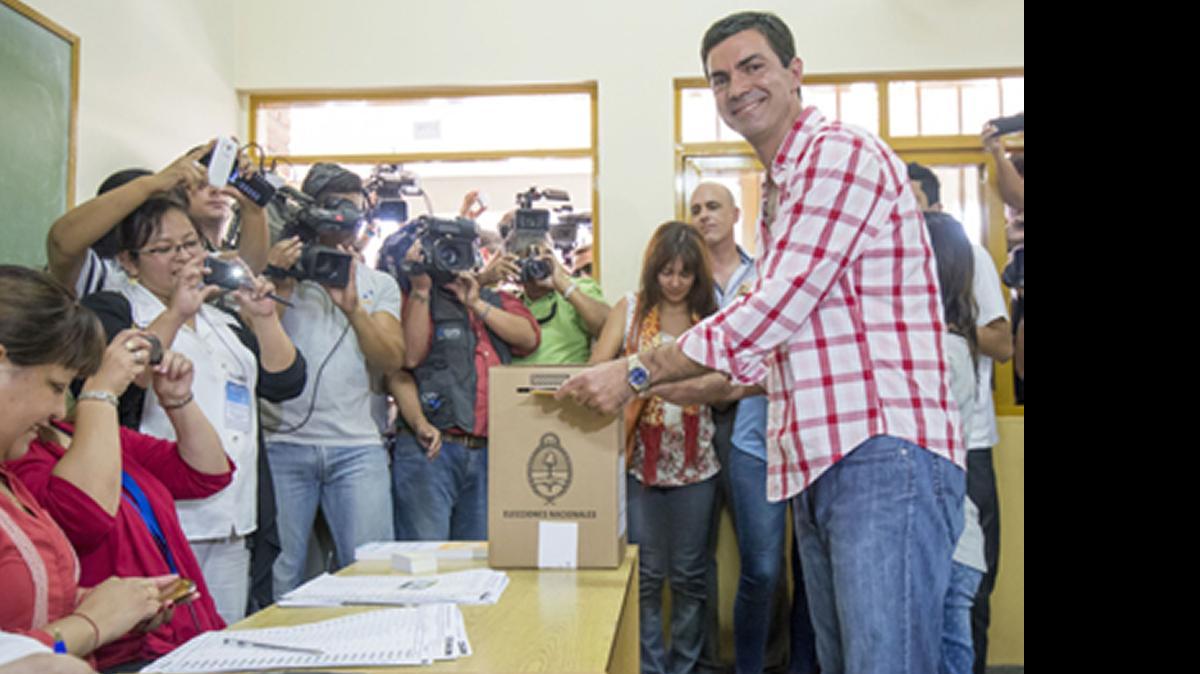 
El gobernador de Salta y precandidato del oficialismo, Juan Manuel Urtubey, emitiendo su voto en las primarias abiertas simultáneas y obligatorias, en abril pasado. 

