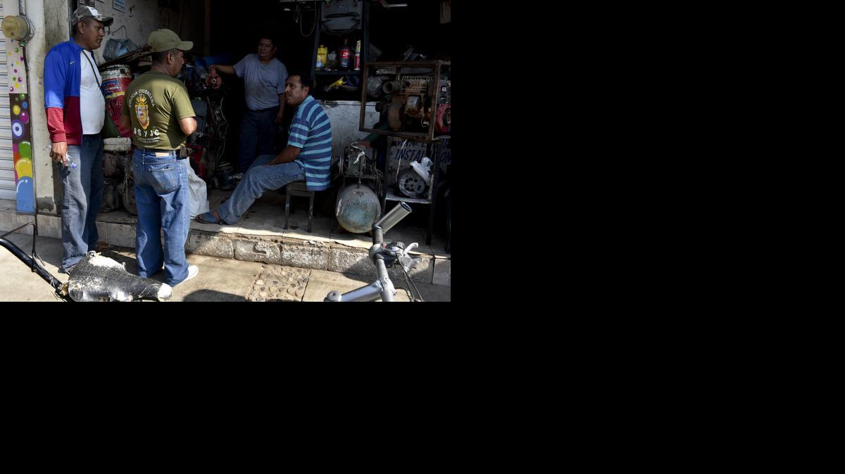 
Miembros de un grupo de vigilantes en busca de los estudiantes desaparecidos piden a los residentes a asistir a una asamblea en Iguala, estado de Guerrero, México, el 09 de octubre 2014.
