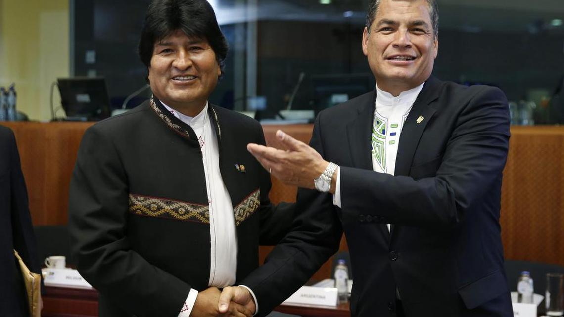 El presidente de Bolivia, Evo Morales (i), saluda al presidente de Ecuador, Rafael Correa, momentos antes del comienzo de la Cumbe de la UE-Celac (Comunidad de Estados Latinoamericanos y Caribeños), en Bruselas, el 10 de junio del 2015.