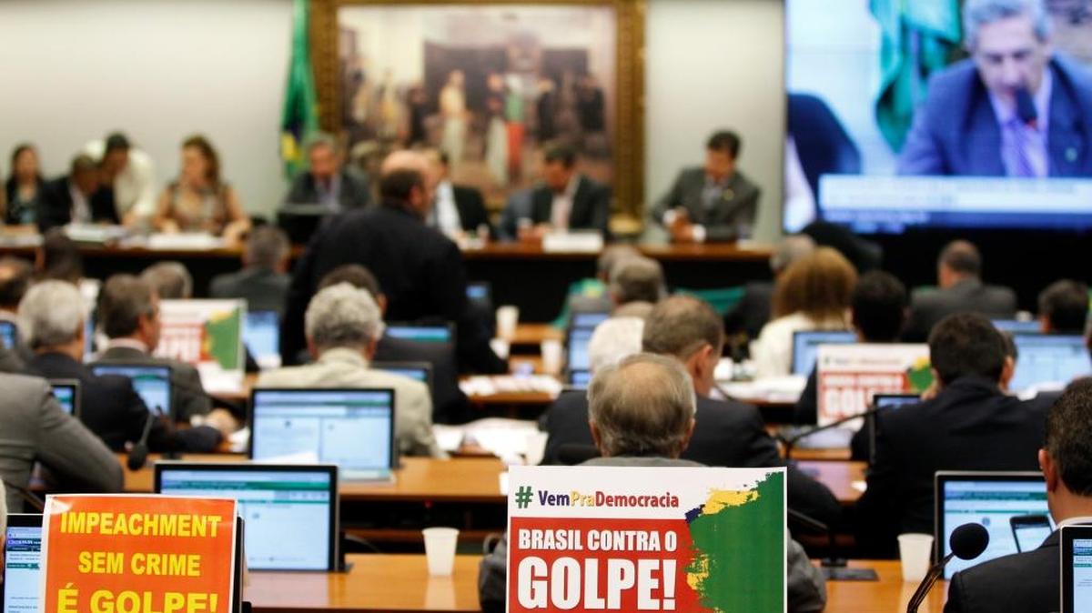 Vista de la sesión de la comisión parlamentaria que decidirá si prosigue el trámite para un juicio político contra la presidenta Dilma Rousseff, en una imagen de este viernes en Brasilia.