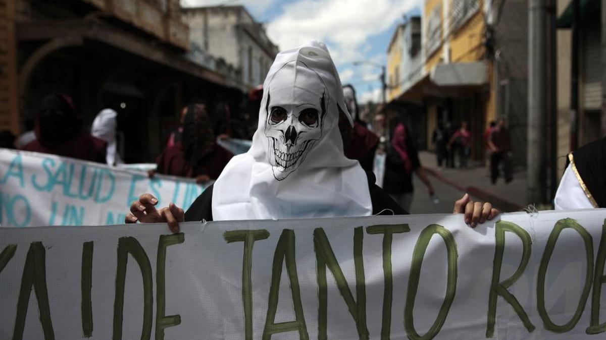 
Grupos de campesinos protestan el miércoles para exigir a las autoridades aplazar los comicios generales previstos para el 6 de septiembre próximo en Guatemala, y urgieron al Congreso aprobar reformas para evitar la reelección de diputados y alcaldes.
