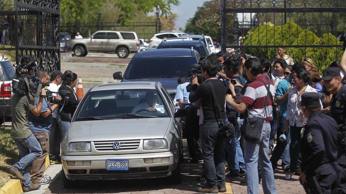 Amigos y familiares asisten al Complejo Funerario “Montelena” en el Antiguo Cuscatlán, El Salvador, donde se realizan las honras fúnebres del ex presidente de El Salvador, Francisco Flores.