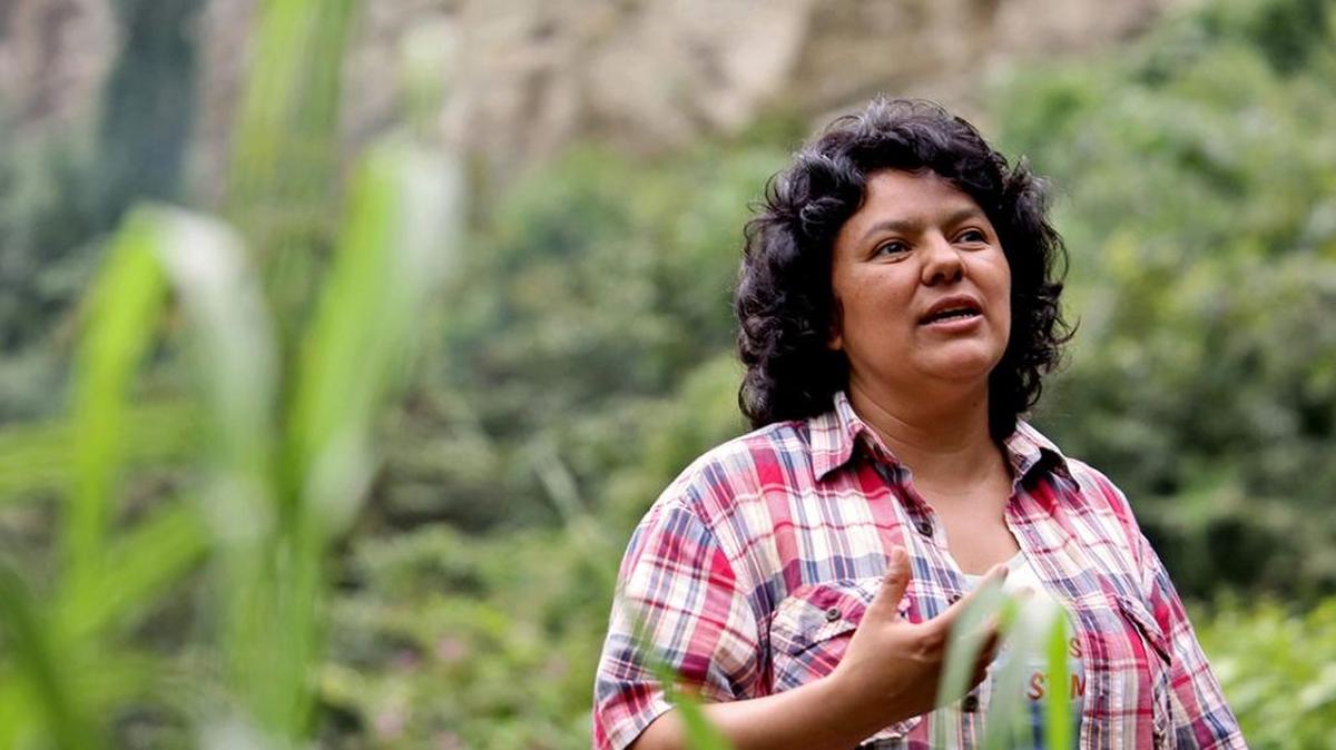 Berta Cáceres habla cerca del río Gualcarque en Intibuca, Honduras. A inicios de marzo al menos dos hombres encapuchados la mataron a tiros en su residencia.