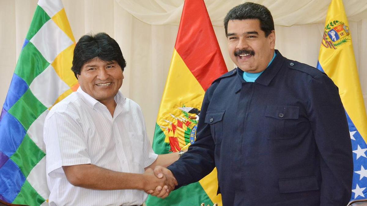 
Los presidentes de Bolivia, Evo Morales (i), y de Venezuela, Nicolás Maduro (d), durante una reunión, el martes 13 de octubre de 2015, en Cochabamba. 
