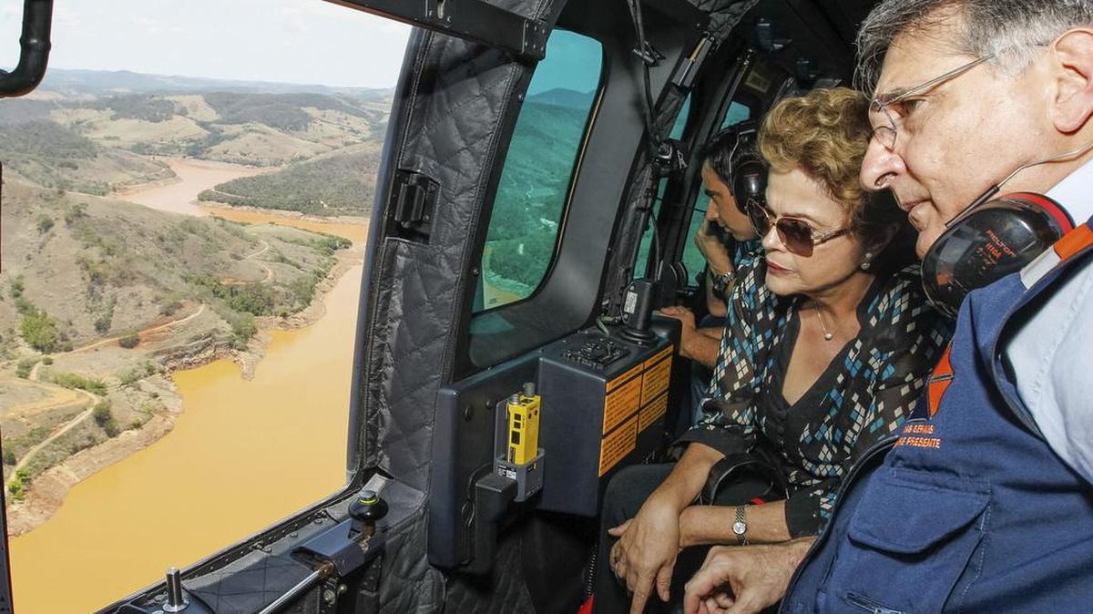 La presidenta de Brasil, Dilma Rousseff y el gobernador de Minas Gerais Fernando Pimentel, miran los desastres causados por la avalancha, que contenía unos 62 millones de metros cúbicos de agua, hierro, tierra, arcilla, arena y otros residuos minerales y que fue la peor registrada en el mundo en la última década por la ruptura de diques en minas.