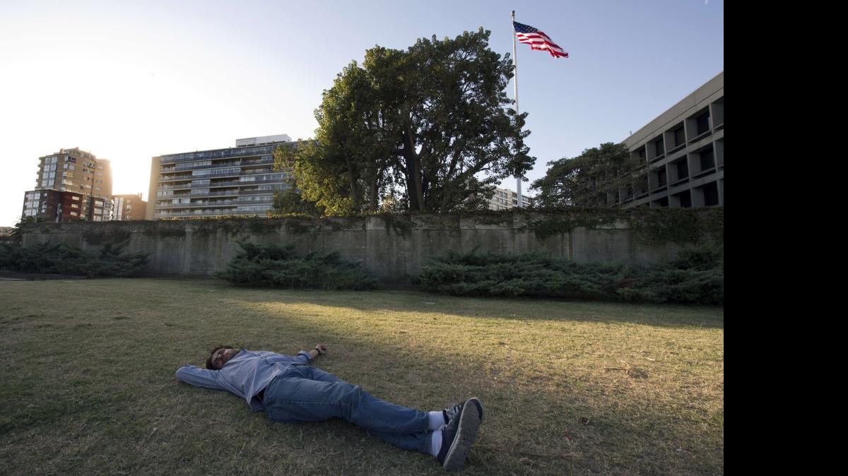
El ex prisionero en Guantánamo, Ahmed Adnan Ahjam, descansa en frente de la embajada de EEUU, en Montevideo, el sábado.
