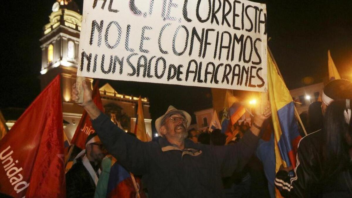 Cientos de simpatizantes marcharon el viernes 7 de abril de 2017, en Quito (Ecuador) en apoyo a las peticiones de Lasso, entre las que se encuentra un nuevo recuento "voto a voto" de los resultados.