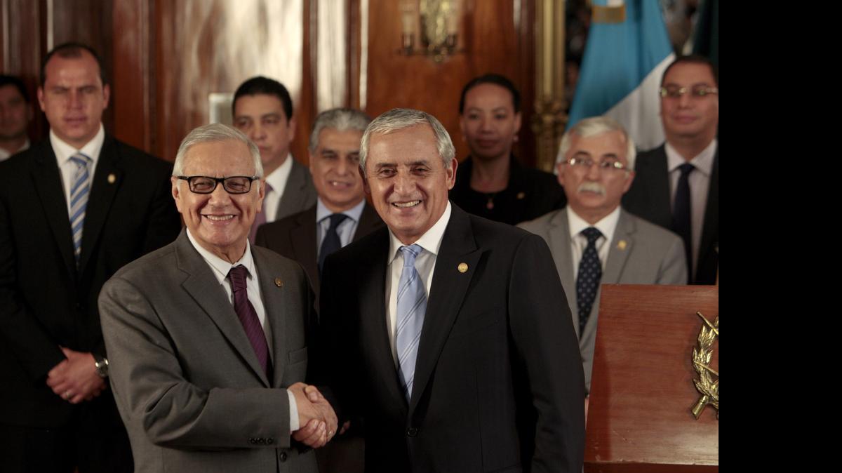 
El nuevo vicepresidente de Guatemala, Alejandro Maldonado Aguirre (izq.), estrecha la mano al mandatario guatemalteco, Otto Pérez Molina, luego de ser juramentado en su cargo.
