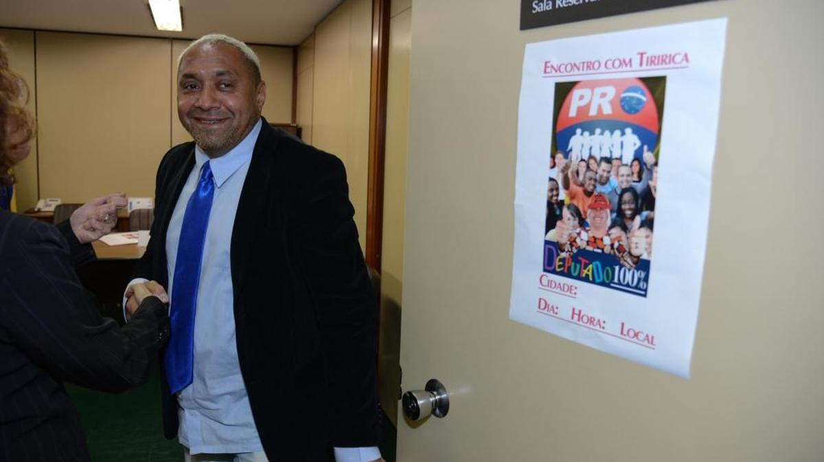 Everardo Oliveira Silva en una foto tomada en mayo del 2013 en el Congreso de Brasil. Tiririca dice que se siente avergonzado de los políticos en Brasil.