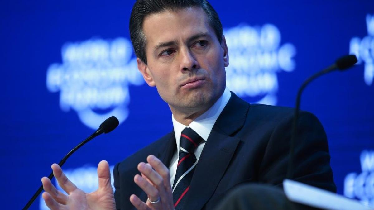 Enrique Peña Nieto, presidente de México, habla durante un panel en Foro Económicos, en Davos, en enero. El mandatario relevó el lunes al director de Pemex.