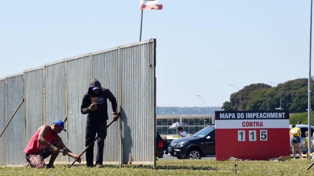 Presos y trabajadores instalan el domingo en Brasilia un corredor de separación de 80 metros de ancho y un kilómetro de largo, por el que solo podrán circular las fuerzas de seguridad.