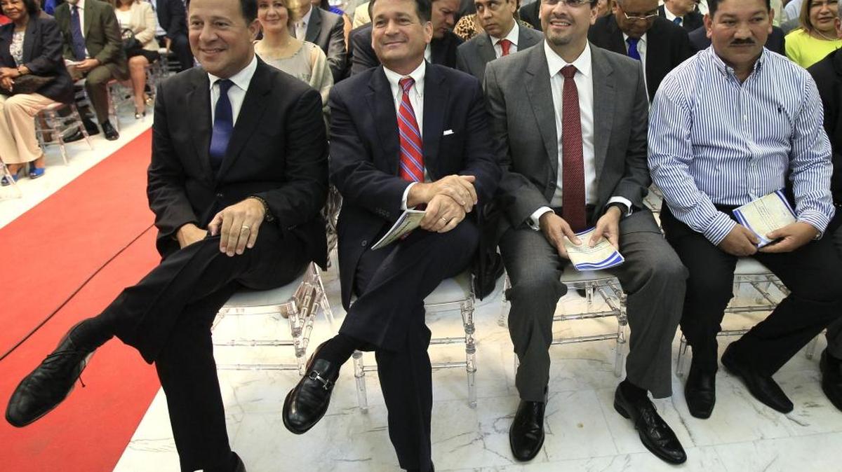 El actual presidente de Panamá, Juan Carlos Varela (izq.) y el ex candidato presidencial Juan Carlos Navarro (2 izq.), en un acto. Foto de archivo.