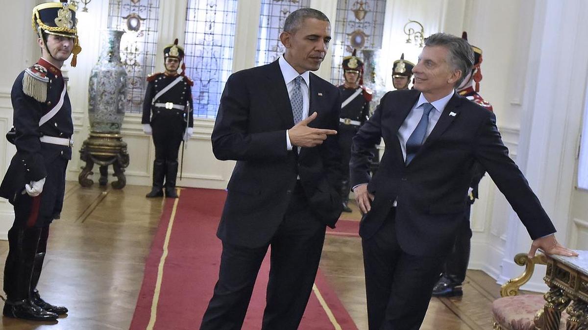 Los presidentes Barack Obama y Mauricio Macri conversan en la Casa Rosada de Buenos Aires el miércoles 23 de marzo.