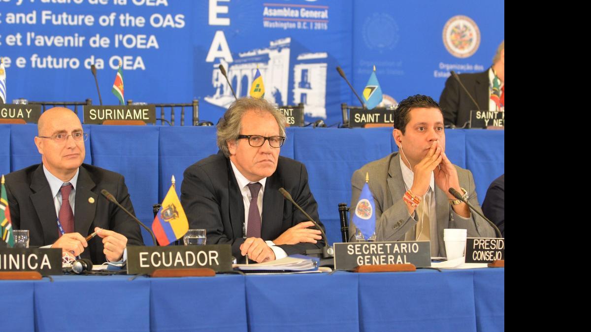 
El secretario general de la OEA, el uruguayo Luis Almagro (cen.), escucha los pronunciamientos de representantes de la sociedad civil, el domingo en Washington, un día antes que inicie la Asamblea General de esa organización
