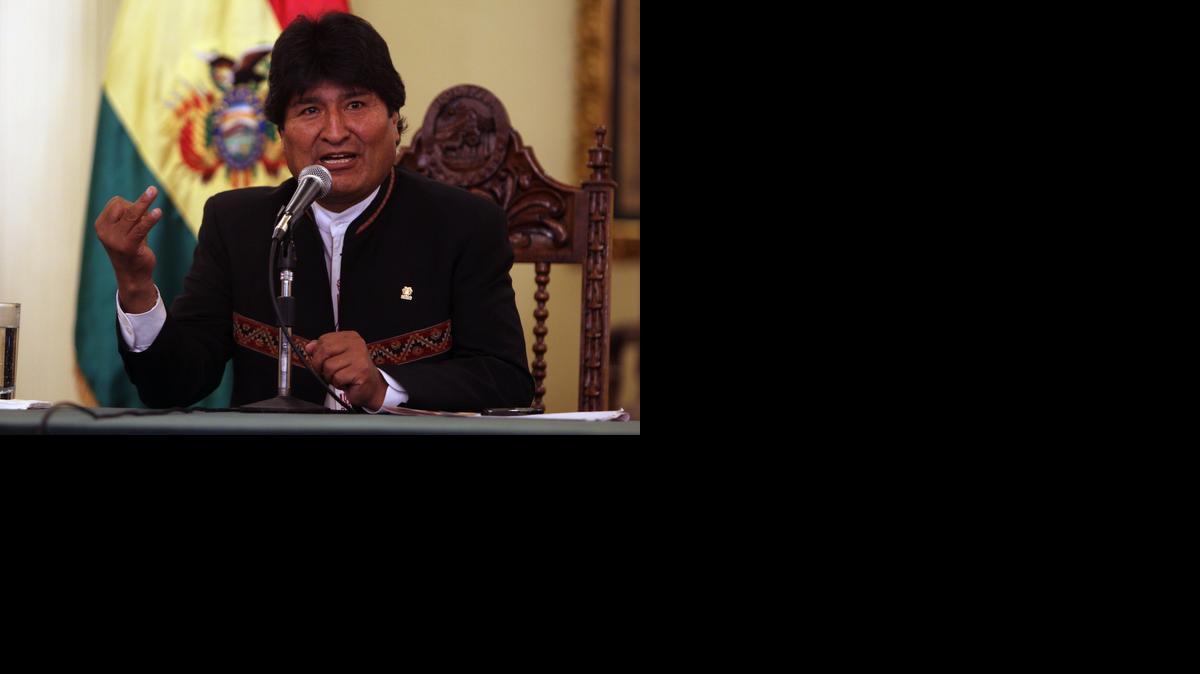 
El presidente de Bolivia, Evo Morales, habla en una rueda de prensa Morales el lunes en La Paz, donde datos de las encuestas a pie de urna y por conteo rápido de los medios dan una victoria en torno al 60%. Morales afirma que dio ‘un mazazo’ en las elecciones generales del domingo.
