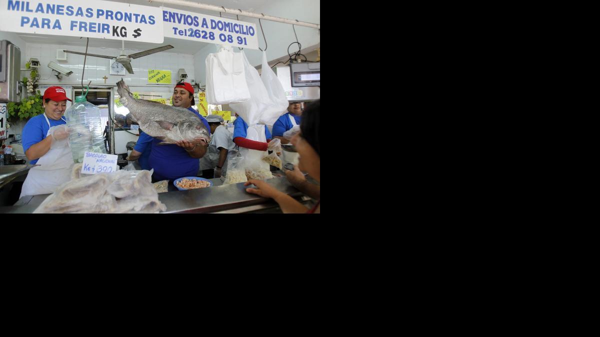 
Un hombre sostiene una corvina en el Puertito del Buceo, en Montevideo, Uruguay, donde el pescado que se vende muy bien por la conmemoración del Viernes Santo. 

