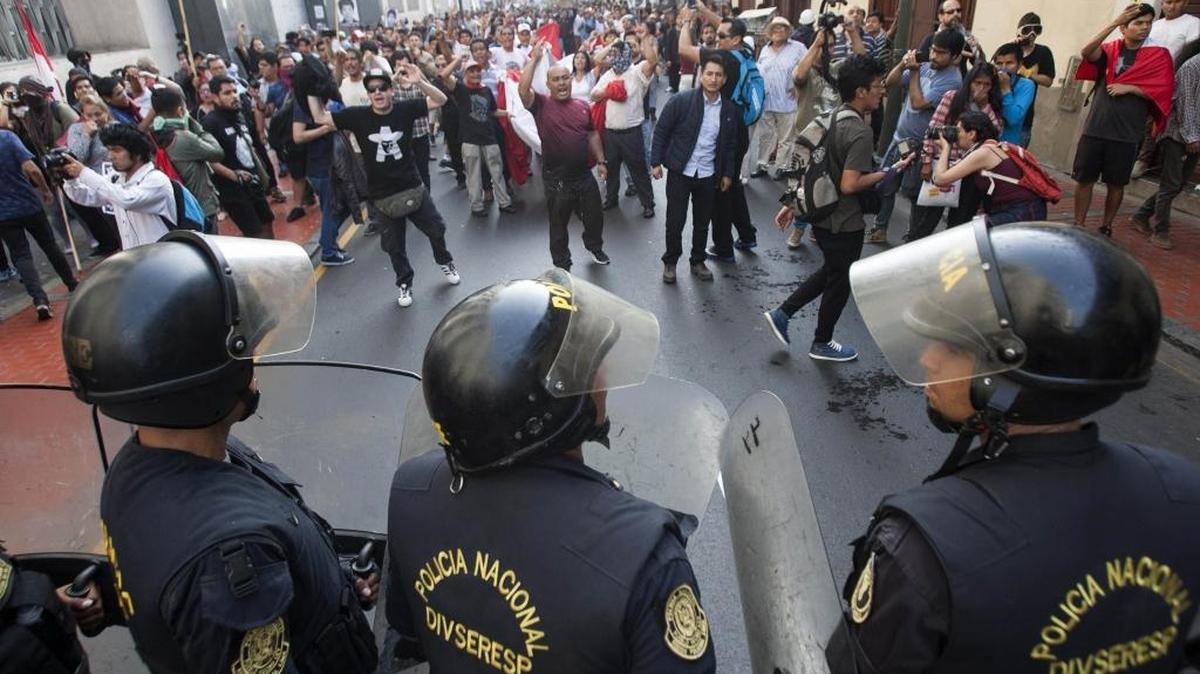 Un grupo de manifestantes protestaron el 25 de diciembre en Lima contra el indulto otorgado al expresidente Alberto Fujimori.