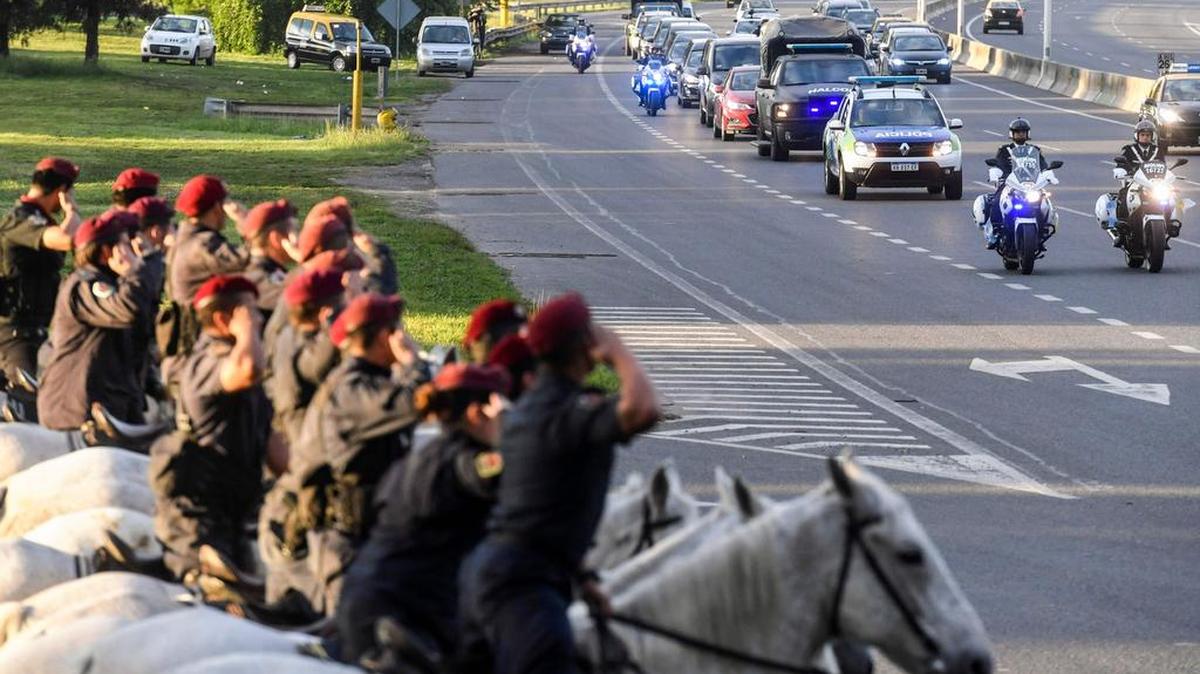 Los cadáveres de los cinco amigos de Rosario (Argentina) muertos en el atentado perpetrado en Nueva York el martes pasado llegaron el lunes a Buenos Aires procedentes de Estados Unidos y ya están siendo trasladados en coches fúnebres hacia su ciudad natal.