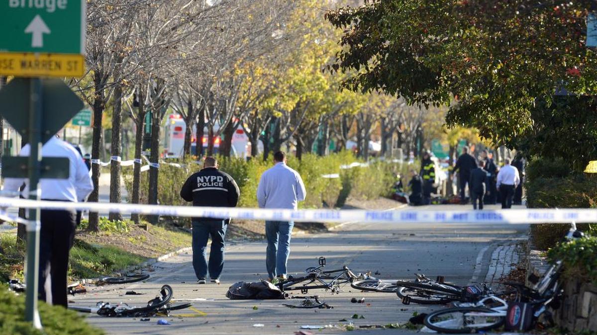 La policía pasa junto a bicicletas destrozadas después de que un camión atropellara a varias personas en una ruta para bicicletas en el Bajo Manhattan el martes 31 de octubre de 2017.