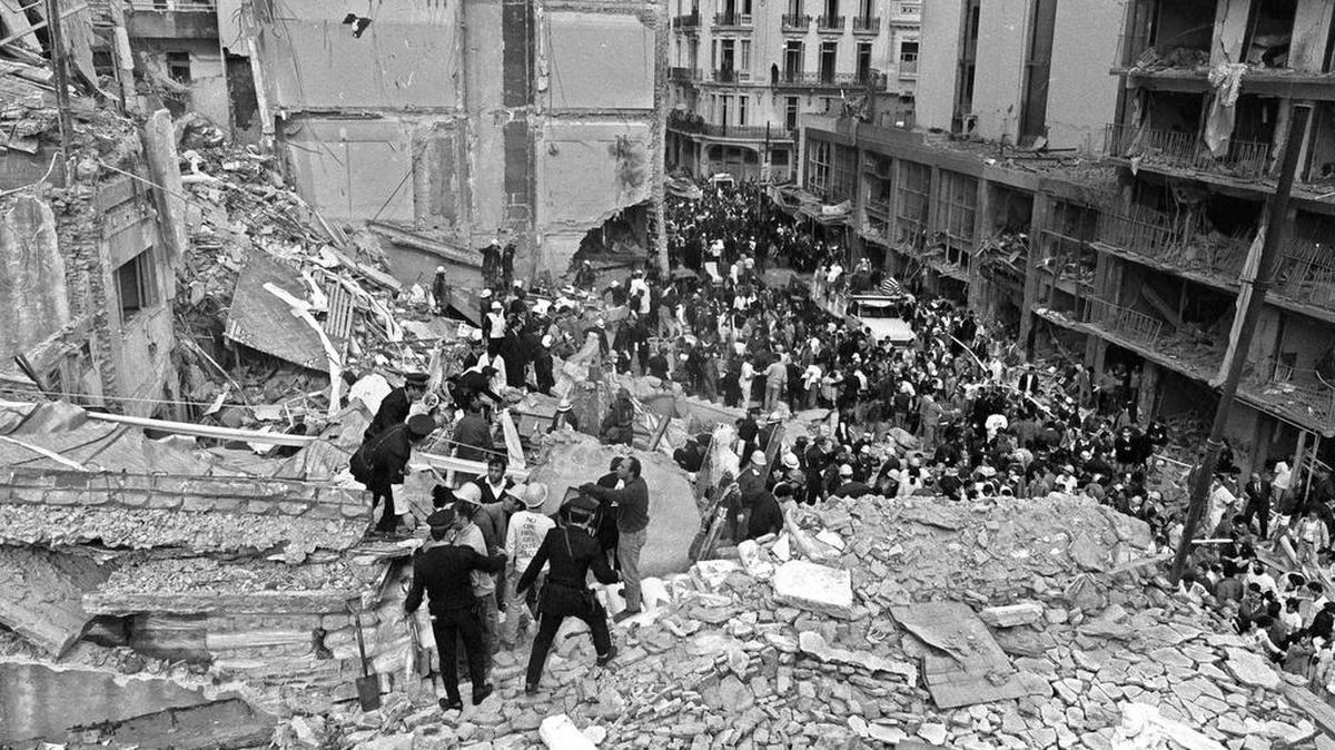 
La explosión demolió el edificio, mató a 85 personas, hirió a otras 300 y originó una saga legal que duró décadas y que, en lugar de llevar a los responsables ante la justicia, solo expuso la incompetencia y la corrupción en los más altos niveles del sistema judicial argentino.