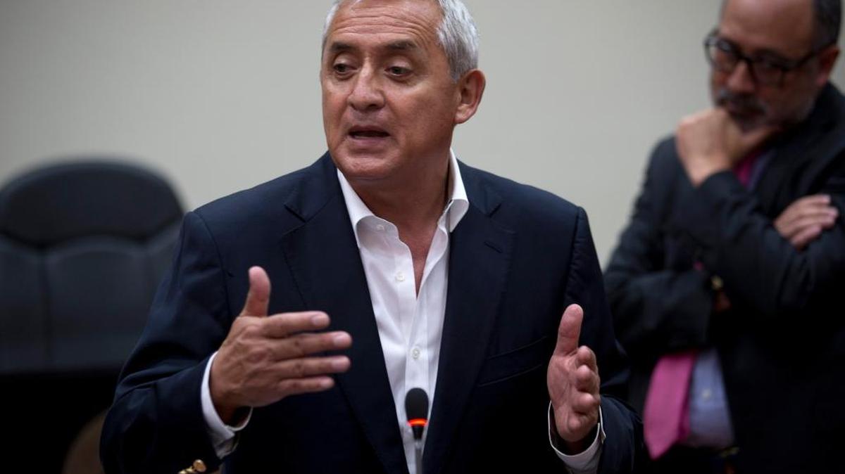 El ex presidente de Guatemala Otto Pérez Molina habla a la prensa después de una sesión en la Corte.