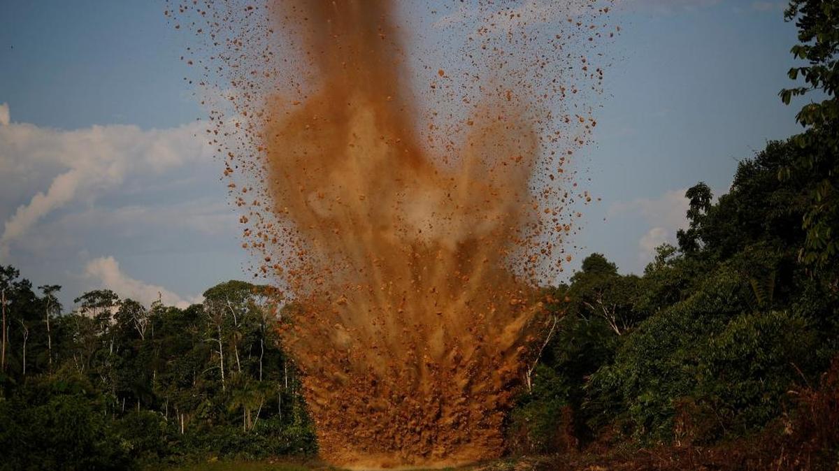 
Fuerzas especiales antinarcóticos de Perú dinamitan una pista clandestina en la selva, cerca de Ciudad Constitución, en julio.
