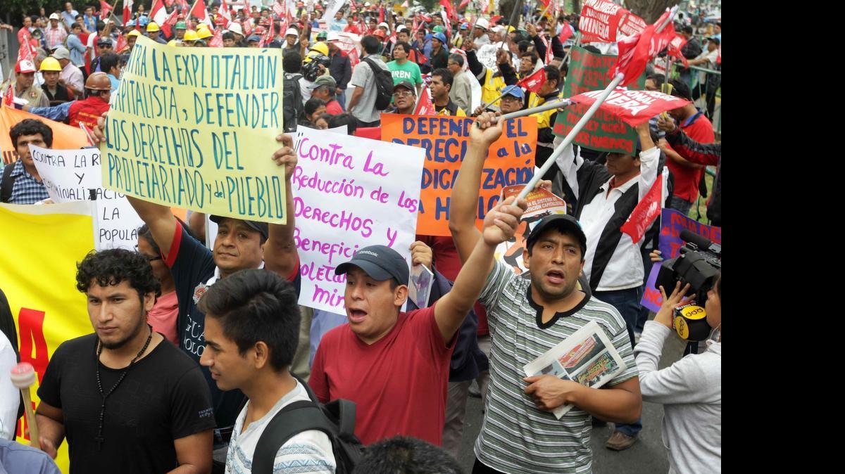 
Los afiliados a la Federación Nacional de Trabajadores Mineros, Metalúrgicos y Siderúrgicos de Perú (FNTMMSP) marchan hasta la sede del Congreso el martes, como parte de la huelga nacional indefinida que comenzaron el lunes para exigir derechos laborales. 
