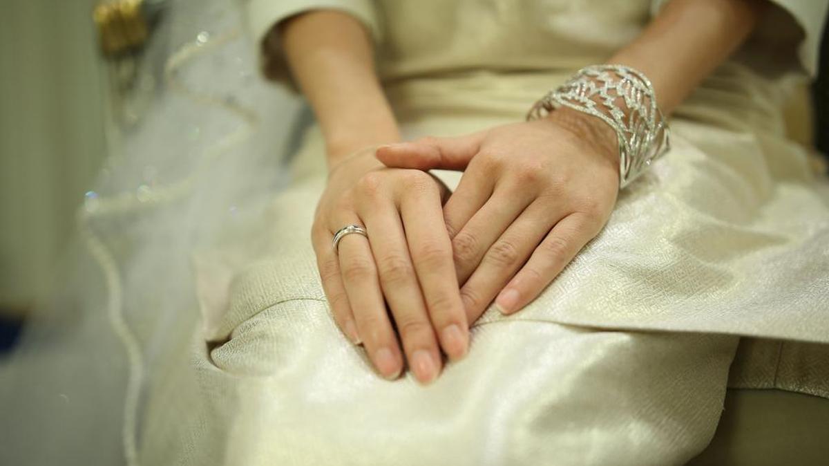 Foto de archivo de las manos de una novia.