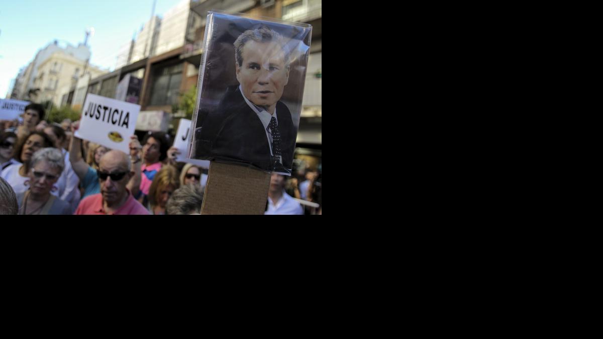 
Un grupo de personas participa en una manifestación el miércoles 21 de enero de 2015, para exigir justicia tras la muerte del fiscal argentino Alberto Nisman, en el exterior de la sede de la Asociación Mutual Israelita Argentina (AMIA) en Buenos Aires.
