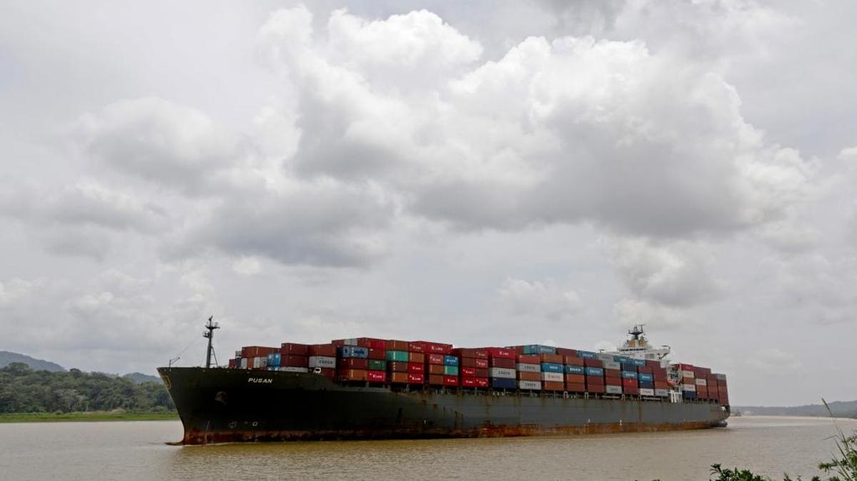 Un barco carguero navega por el Canal de Panamá en la zona de Gamboa, en agosto pasado.