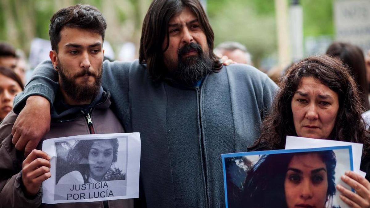 Fotografía del 15 de octubre de 2016 y disponible el martes 18 de octubre de 2016, de los padres de Lucía Pérez, Guillermo Pérez (c) y Marta Montero (d), durante una marcha en Mar del Plata (Argentina) en repudio al asesinato de su hija en esta localidad costera.