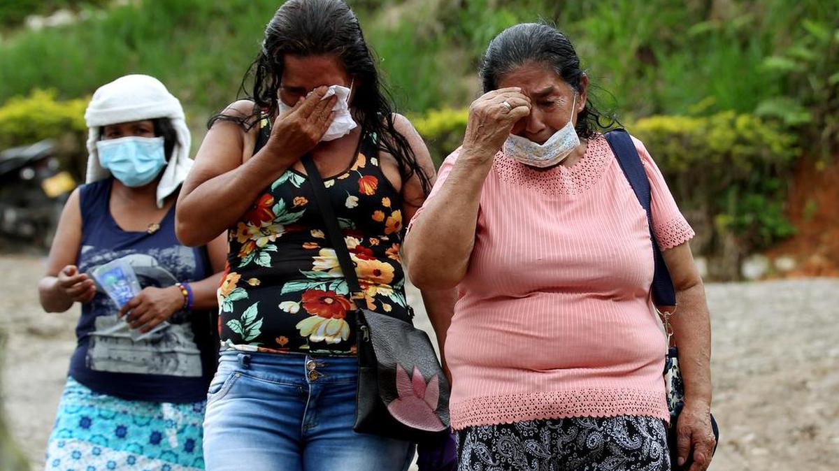 Un grupo de personas espera para reconocer los cuerpos de sus familiares el domingo 2 de abril de 2017, luego de una avalancha que afectó 17 barrios de la ciudad y que dejó más de 200 muertos en Mocoa, Putumayo (Colombia).