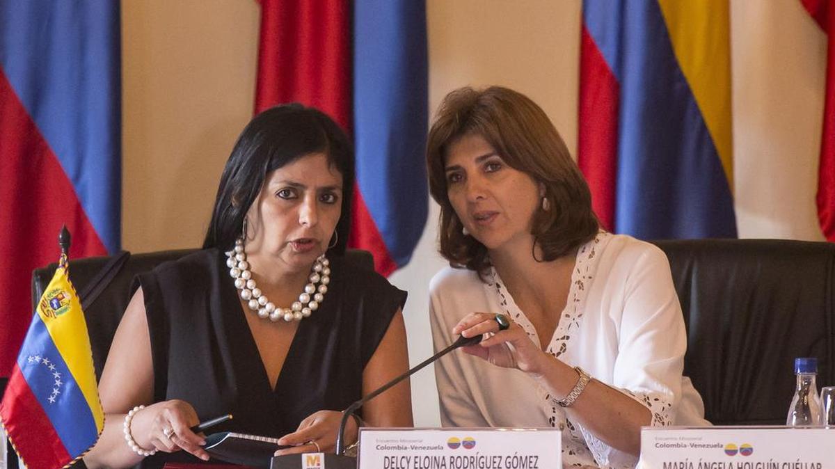 
La cancilleres de Venezuela, Delcy Rodríguez, y Colombia, María Ángela Holguín, conversan en Cartagena en Colombia, el 26 de agosto de 2015. 
