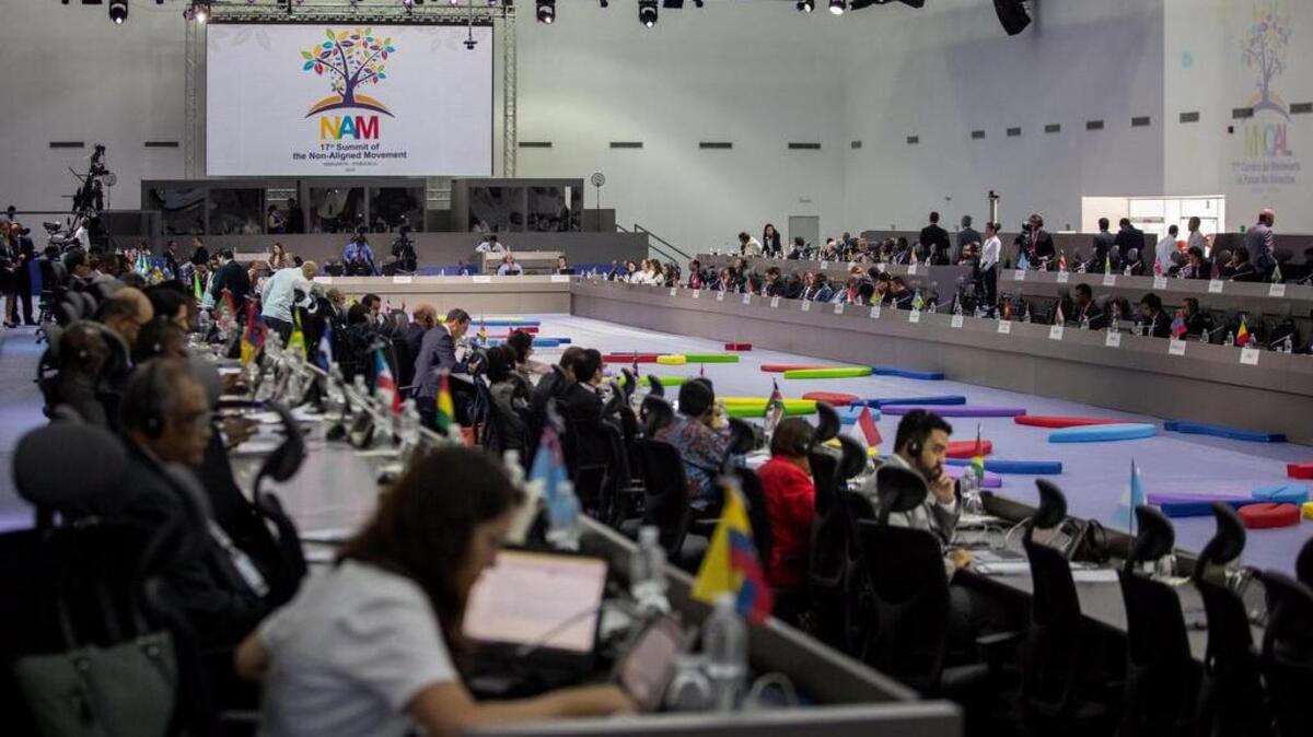 Vista general del salón durante la XVII cumbre del Movimiento de países No Alineados (MNOAL) en Margarita, Venezuela. Los ministros de Exteriores de los países reanudan conversaciones sobre paz, soberanía y seguridad.