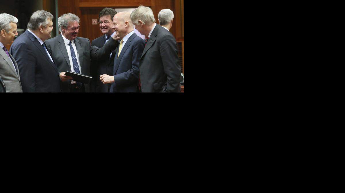 
Los ministros de Asuntos Exteriores de la Unión Europea conversan durante el Consejo de cancilleres ese bloque, en Bruselas en febrero pasado, donde aprobaron iniciar la negociación de un acuerdo de diálogo político y cooperación con Cuba.
