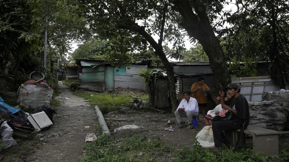 Los habitantes de la comunidad El Espino esperan junto a sus viviendas después de que se anunciara que una orden judicial de desalojo en su contra será ejecutada por un juez local, el lunes, 24 de julio de 2017, a 8 kilómetros de San Salvador (El Salvador). Los moradores de las tierra rechazaron la oferta de los dueños del terreno en disputa de permitirles habitar en otra zona, por temor a la inseguridad.