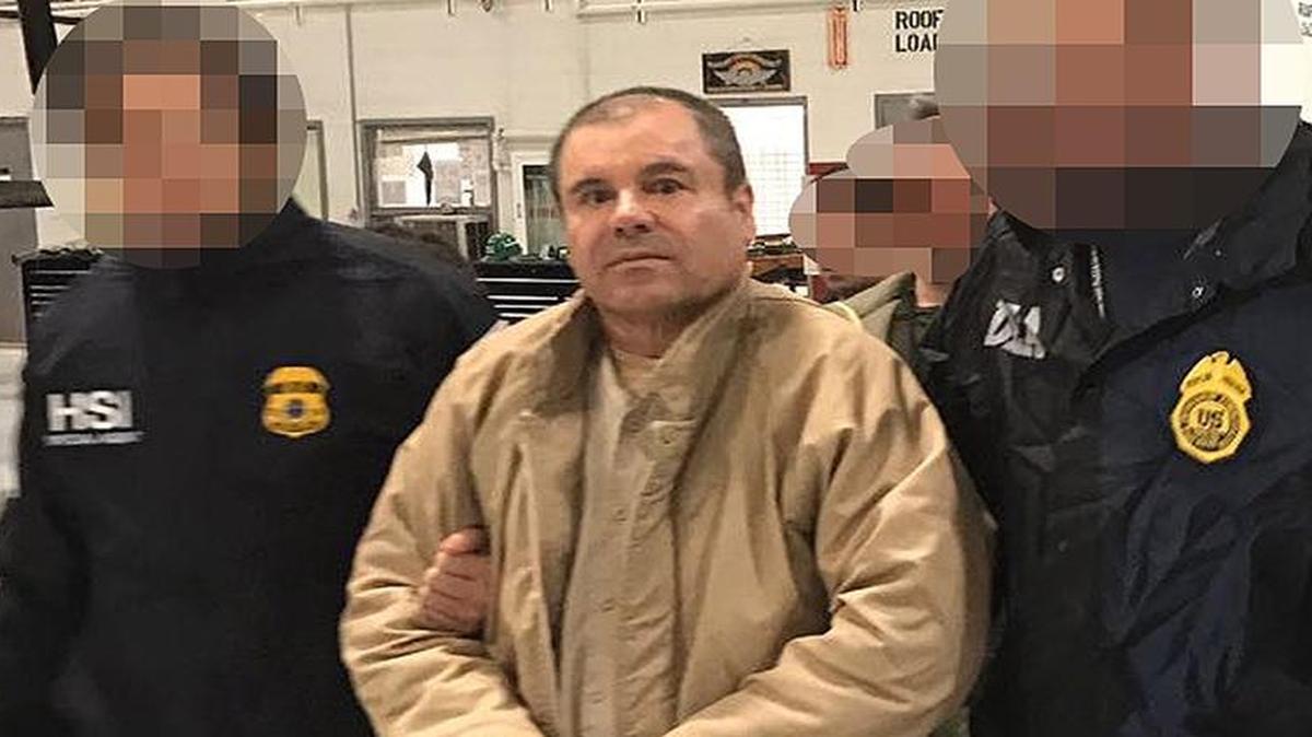 Joaquín Guzmán Loera alias "El Chapo" Guzmán es escoltado en Ciudad Juárez por la policía mexicana cuando es extraditado a los Estados Unidos.