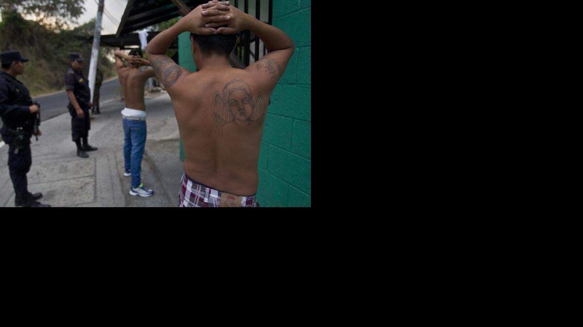 
El gobierno de El Salvador pidió este miércoles a la policía hacer uso de sus armas para defenderse de pandillas, a la vez que instó al Congreso a endurecer penas para homicidas de agentes, fiscales y jueces.
